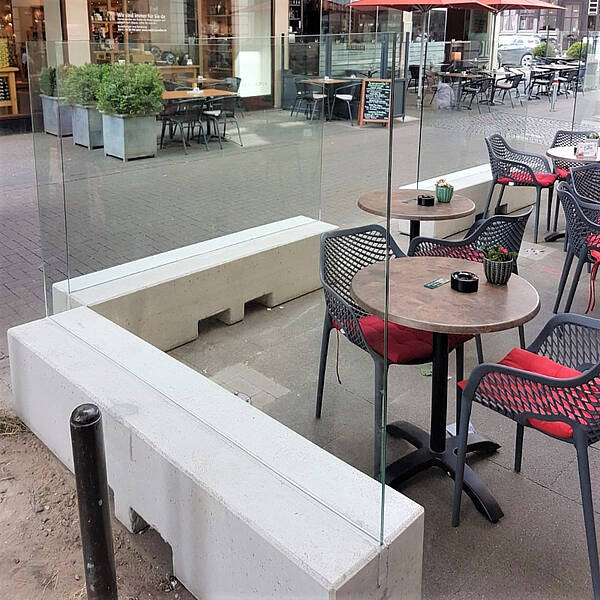 Glas-Beton-Trennwände