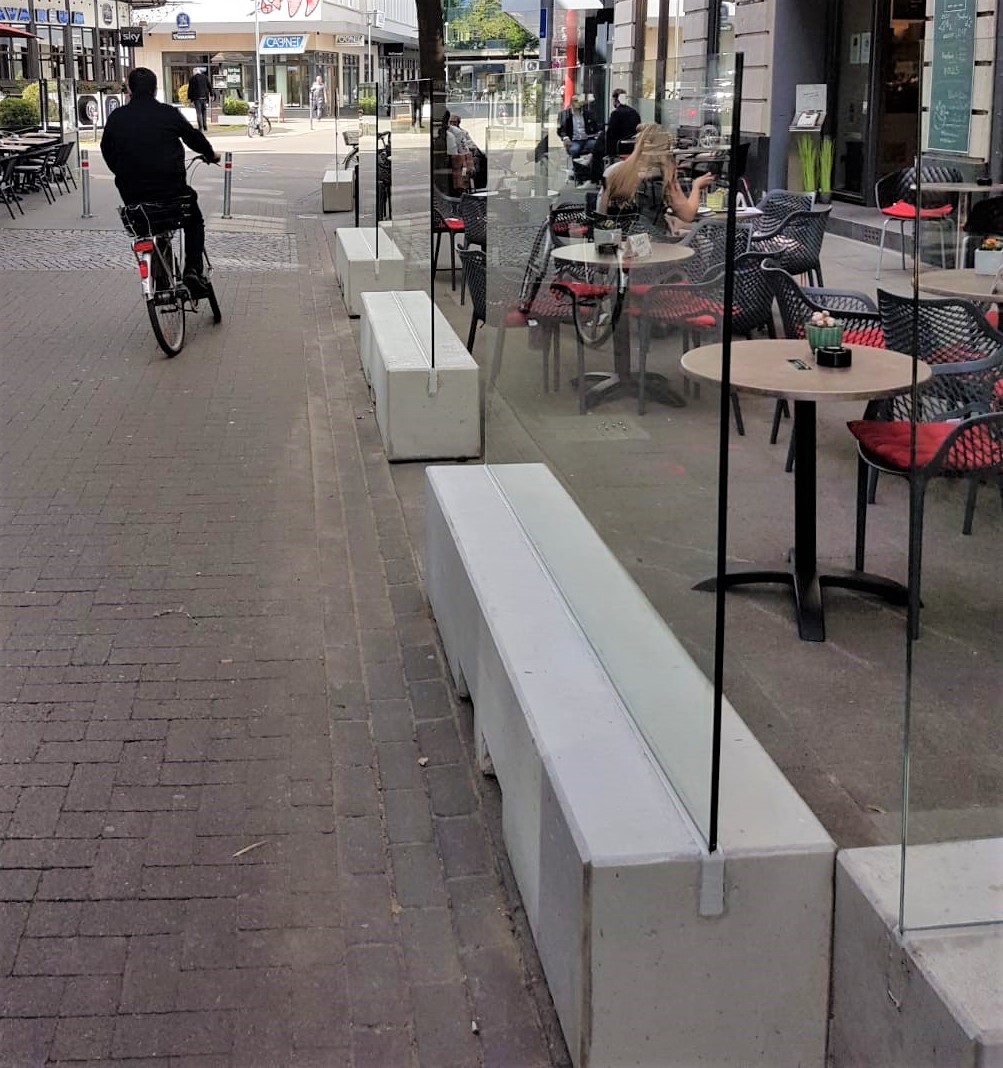 Glas-Beton-Trennwand